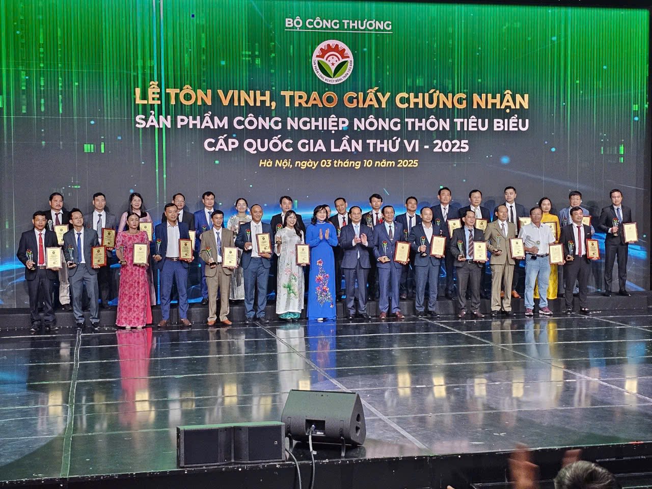 ĐÔNG TRÙNG HẠ THẢO THIÊN PHÚ VINH DỰ LÀ SẢN PHẨM CÔNG NGHIỆP NÔNG THÔN TIÊU BIỂU CẤP QUỐC GIA LẦN THỨ VI NĂM 2025
