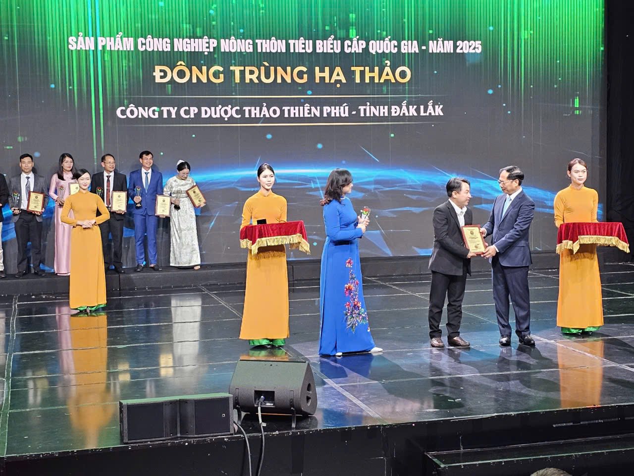 ĐÔNG TRÙNG HẠ THẢO THIÊN PHÚ VINH DỰ LÀ SẢN PHẨM CÔNG NGHIỆP NÔNG THÔN TIÊU BIỂU CẤP QUỐC GIA LẦN THỨ VI NĂM 2025